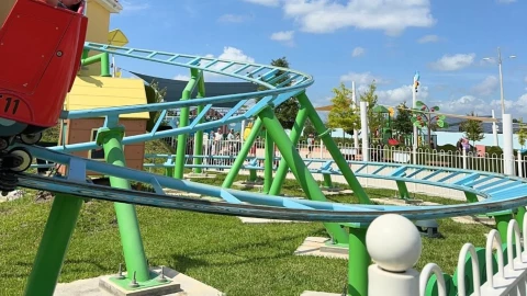 Vista de una montaña rusa del parque temático