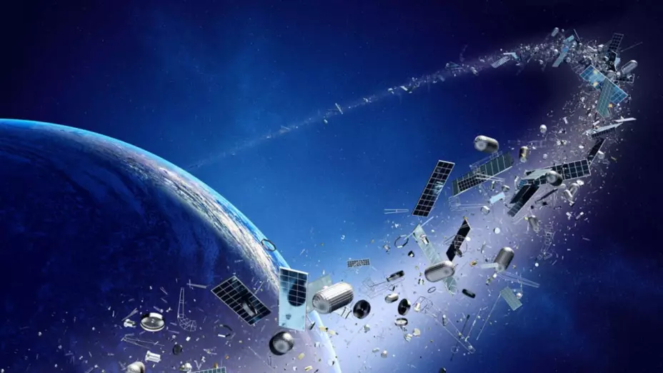 Una gran cantidad de basura espacial, como satélites destruidos y fragmentos, orbitando la Tierra que simulan el síndrome de Kessler.