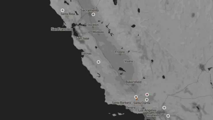 Mapa de California con los focos de incendio señalados con puntos