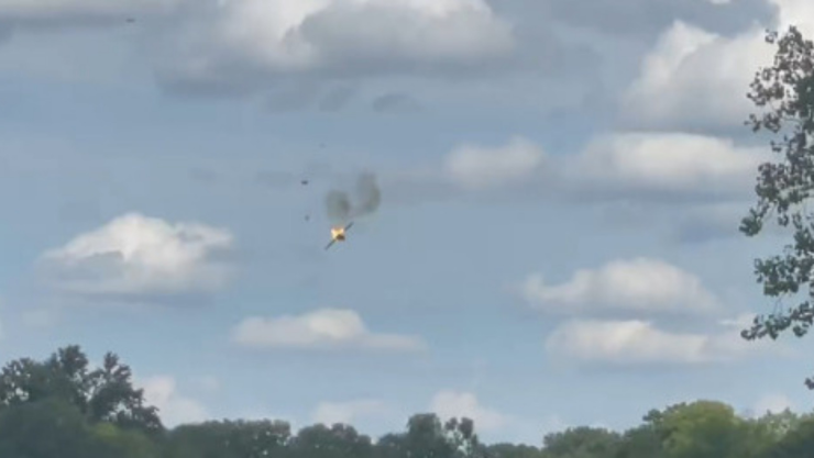 VIDEO Avión pierde el control y choca contra departamentos en Michigan, Estados Unidos