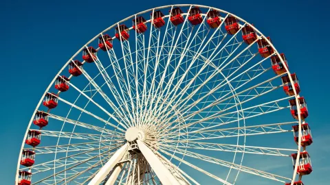 Rueda de la fortuna falla y niña casi cae al vacío en la India