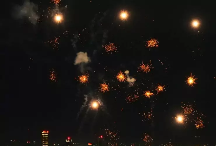 Fuegos artificiales silenciosos en Grecia