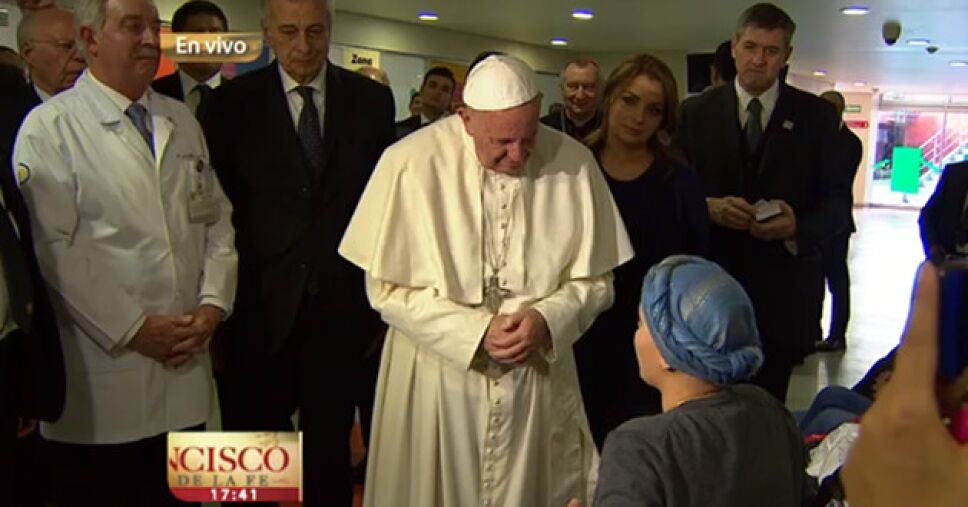 niña canta ave maria papa