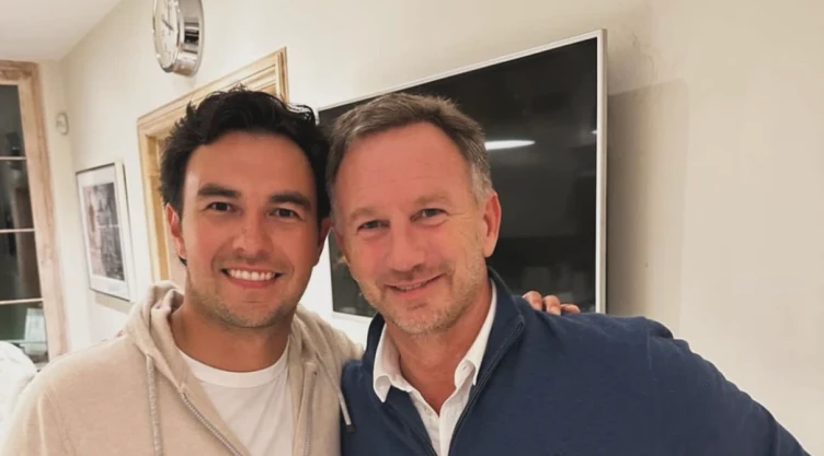 Fotografía de Checo Pérez con Christian Horner.jpg