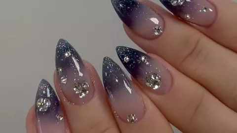 Diseño de gem nails de constelaciones para un aspecto místico