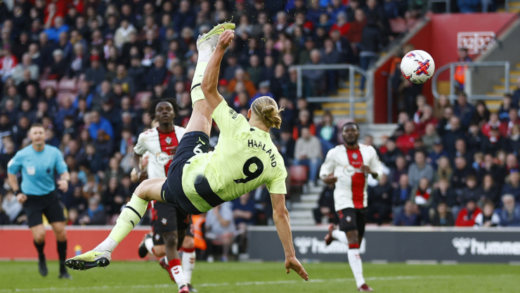 Erling Haaland con gol de chilena ante Southampton