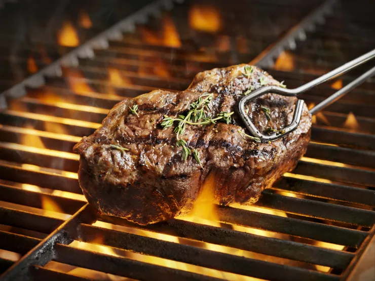 La carne de res, sin aditivos al cocinarse, es una mejor fuente de proteína que la de cerdo