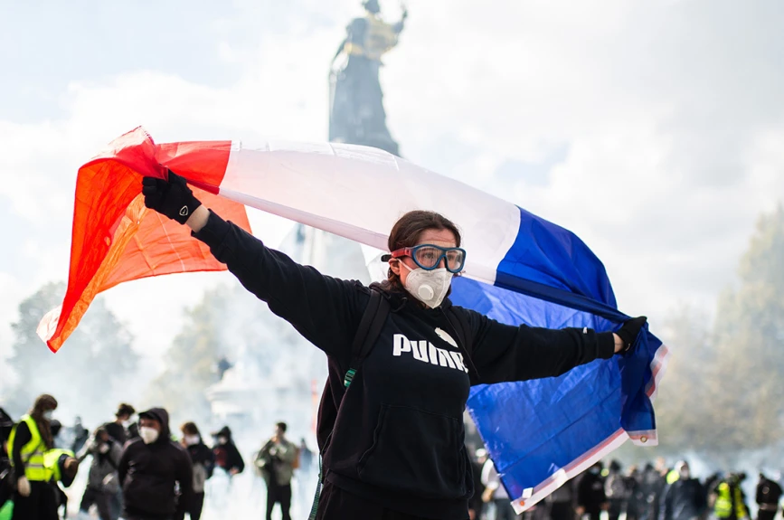 francia_protestas_desmanes_mujer_bandera
