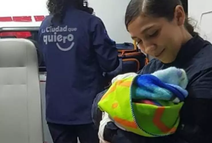 Mujer de a luz en calles de la colonia Lagos de Oriente: Policías lograron ayudarla