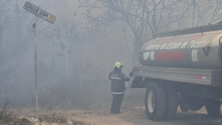 Así es como los bomberos intentan SOFOCAR el FUERTE INCENDIO ocurrido en San Pedro Noh Pat