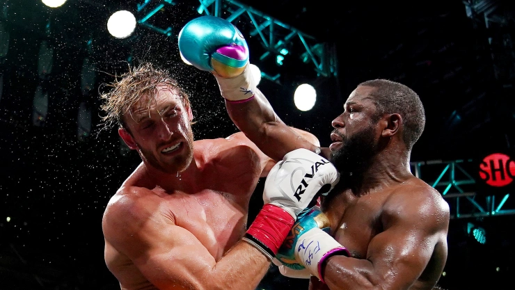 Floyd Mayweather debe dinero a Logan Paul