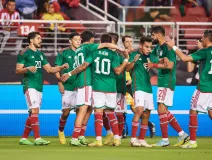 Jugadores de la Selección Mexicana celebran un gol