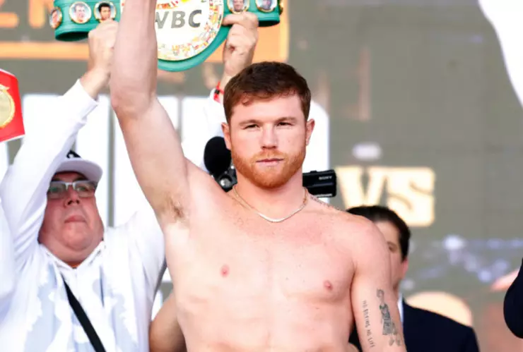 Canelo Álvarez con sus títulos mundiales en la ceremonia de pesaje