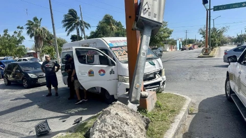 ÚLTIMA HORA_ Choque en Cancún causa tráfico en la avenida Leona Vicario.jpg