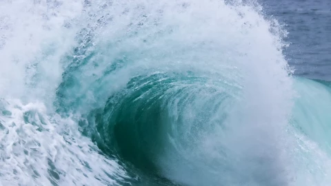 Alerta sobre olas de hasta 2.5 m de altura en Baja California