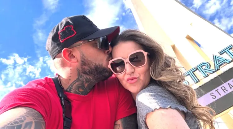 Revelan que el novio de Alicia Villarreal es bisexual y se aprovecha de la fama de la cantante