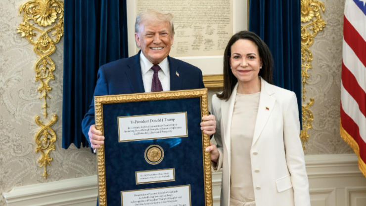 La líder opositora venezolana María Corina Machado es fotografiada en una reunión con el presidente estadounidense Donald Trump en la Casa Blanca en Washington, DC, EE. UU., el 15 de enero de 2026