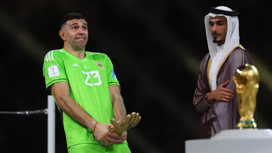 Emiliano Martínez en la entrega del premio a mejor portero de Qatar 2022
