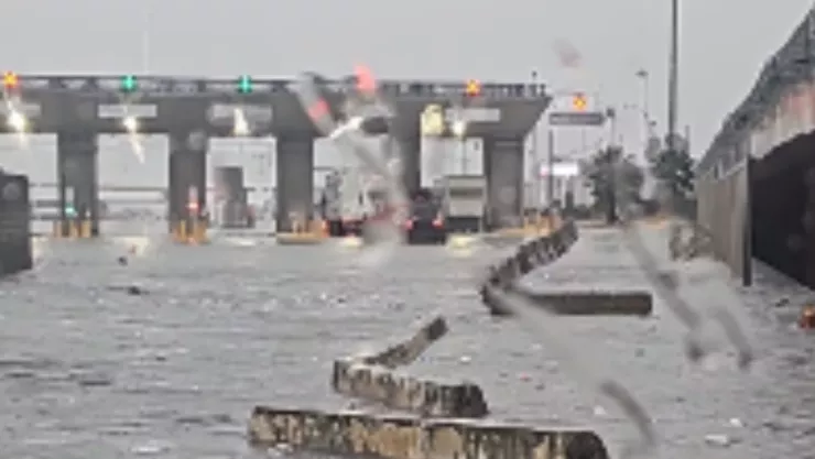 Garita de Otay en Tijuana en plena lluvia