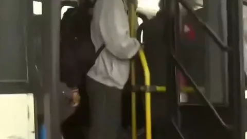 Reportero de Perú queda atrapado en autobús