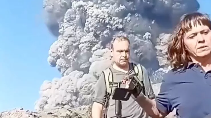 Turistas mueren tras acercarse a volcán para grabar contenido; video captó momentos de pánico