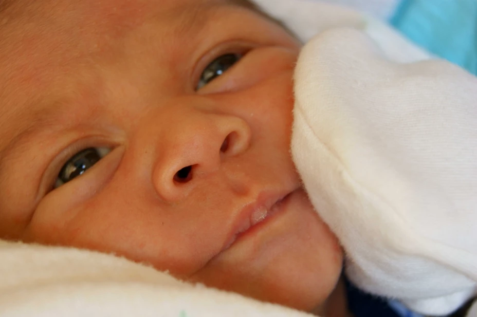 La joven madre y el bebé fueron trasladados a un hospital.