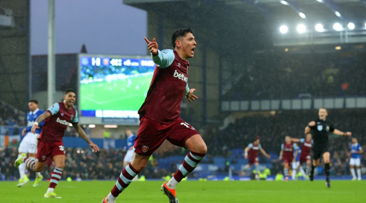 Edson Álvarez festeja gol con West Ham United