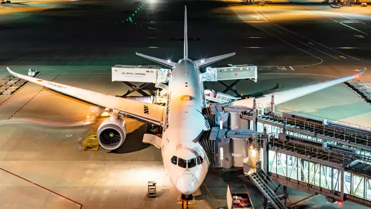 Avión en aeropuerto de Tokio.