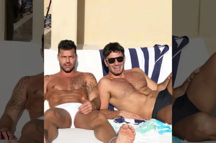 Ricky Martin y su pareja traje de baño.jpg