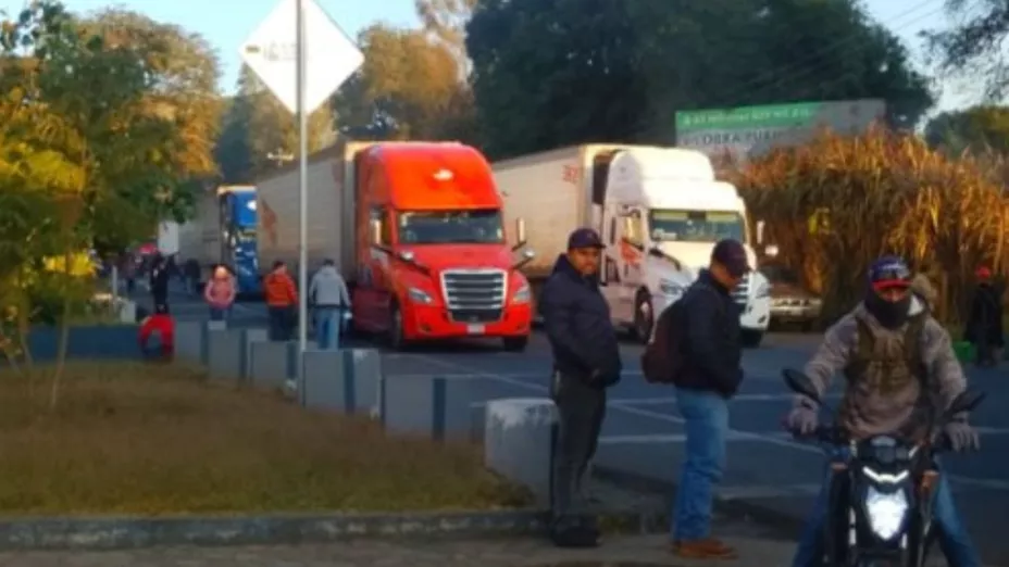 ¡Alerta! COMPLETAMENTE BLOQUEADA esta concurrida carretera de Michoacán, hoy jueves 4 de diciembre.jpg
