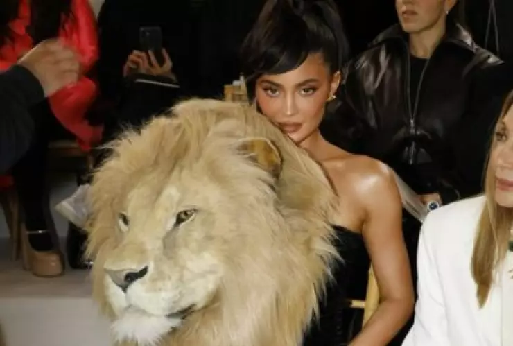 Kylie Jenner impresiona con cabeza de león sobre vestido ¿Es real?
