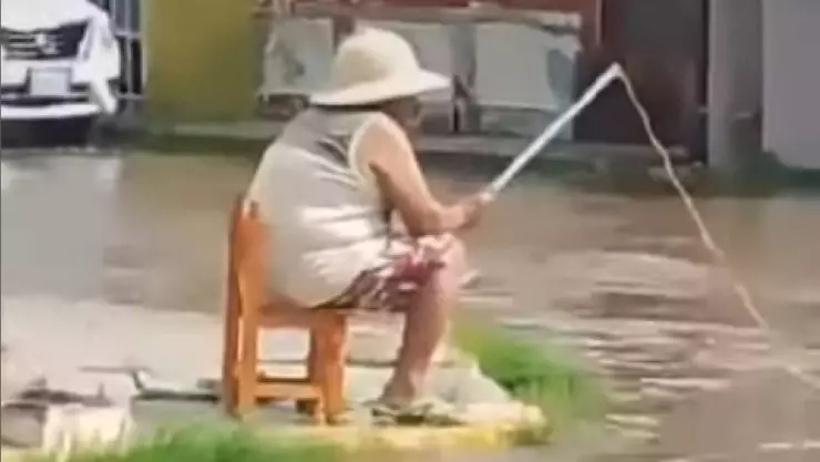Hombres fue captado pescando en calles inundadas de Progreso tras paso del Huracán Milton
