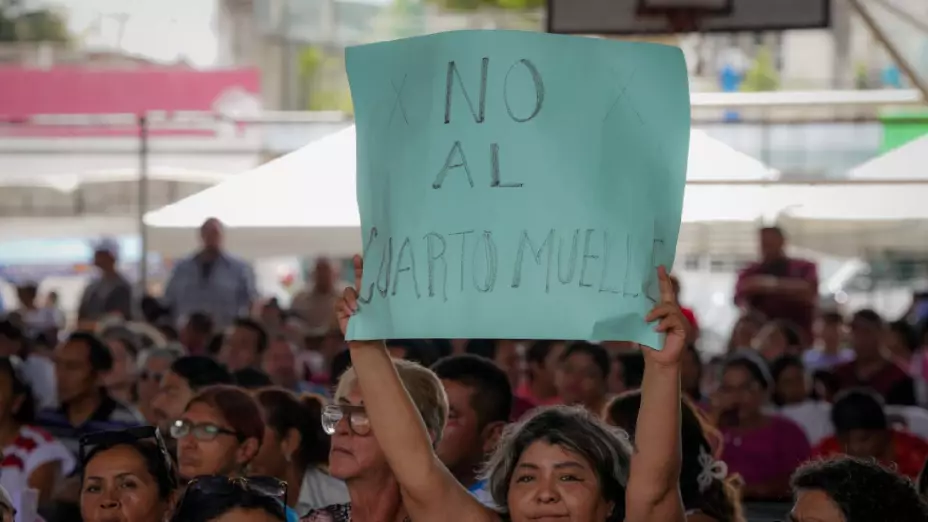EUGENIO SEGURA RECOLECTA 12 MIL FIRMAS EN CONTRA EL CUARTO MUELLE DE COZUMEL
