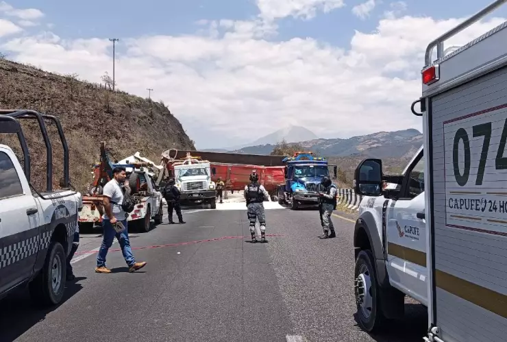 Choque y volcadura en autopista Puebla-Veracruz deja un muerto