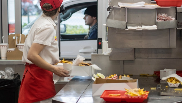 ¿Qué hay detrás del aumento del salario mínimo para los trabajadores de comida rápida?