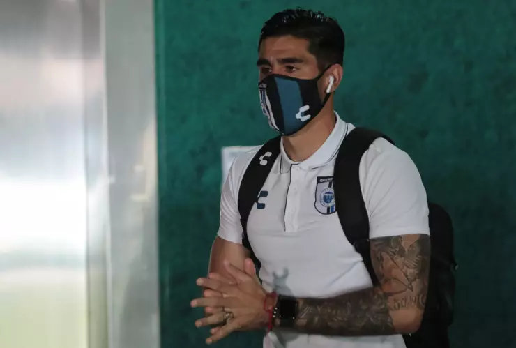 Portero del Querétaro sufre desmayo y es llevado al hospital