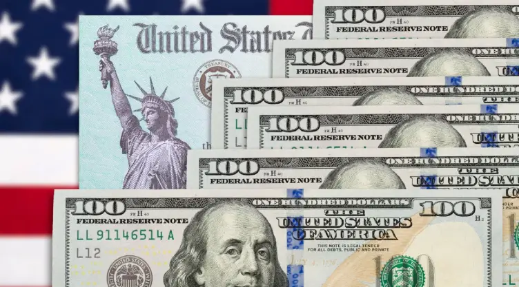 un concepto de dólares y billetes junto al cheque de estímulo