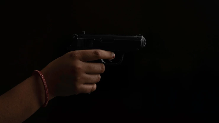 Niño de 4 años se dispara con un arma en auto de sus padres en Florida