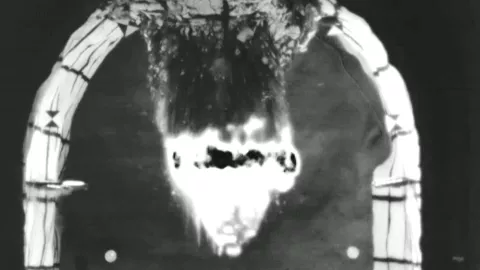 Bomba GBU‑57 MOP justo después de impactar en su objetivo