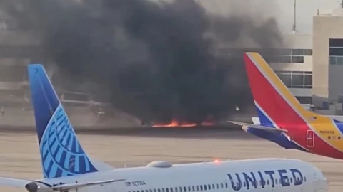 Avion de American Airlines incendiado en Denver 13 marzo 2025.jpg