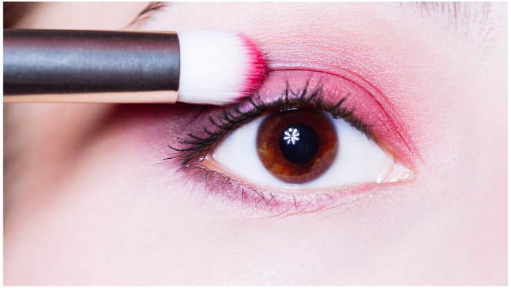Maquillar ojos sombra rosa