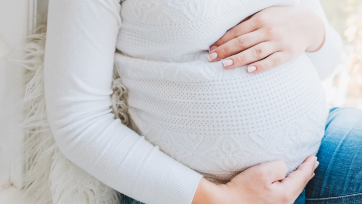 Adolescente citó a mujer embarazada y la atacó brutalmente; perdió al bebé