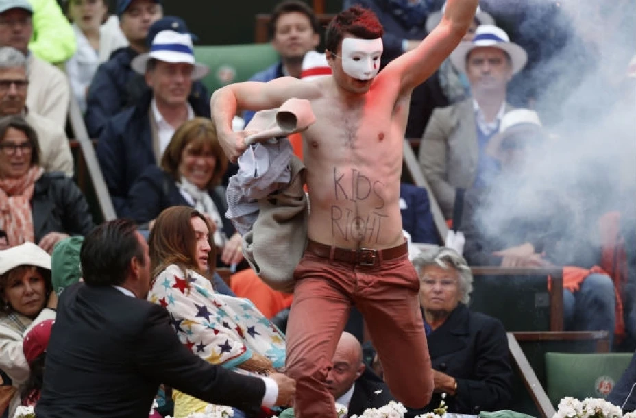 Un manifestante trató de invadir la cancha donde juegan Rafael Nadal y David Ferrer en la final del Abierto de Francia
