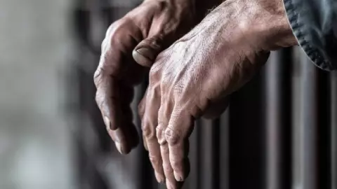 ¡Aterrador! Reo ASESINA a su compañero de celda y comete canibalismo; esto se sabe