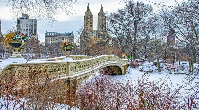 Puente de Proa, en el Central Park, todo nevado en temporada de invierno