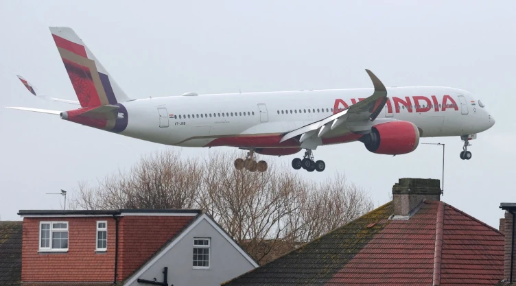 Avión de Air india volando cerca de viviendas.