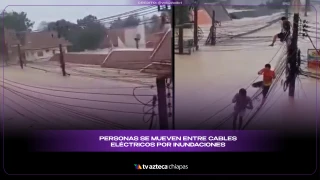 Tailandia: Personas cruzan calles inundadas sosteniéndose de cables eléctricos