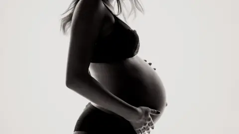 Algunos dicen que las mujeres deben ponerse un listón rojo alrededor del vientre para que el bebé nazca sano.