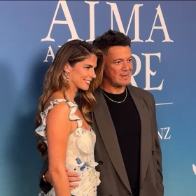 Alejandro Sanz y Stephanie Cayo hacen su debut como pareja