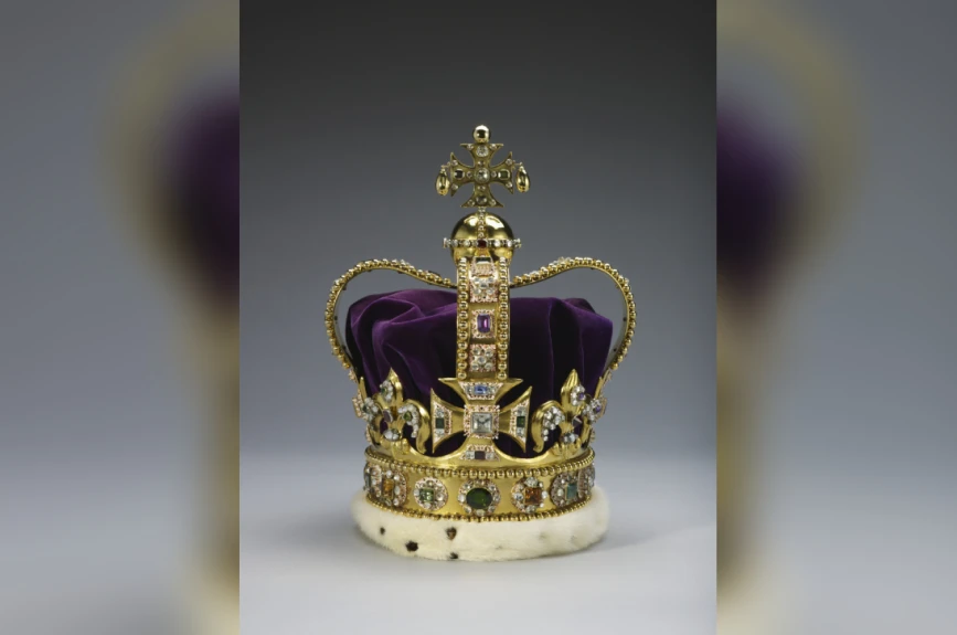 La Corona de San Eduardo está formada por un marco de oro macizo con una banda de piel de armiño.